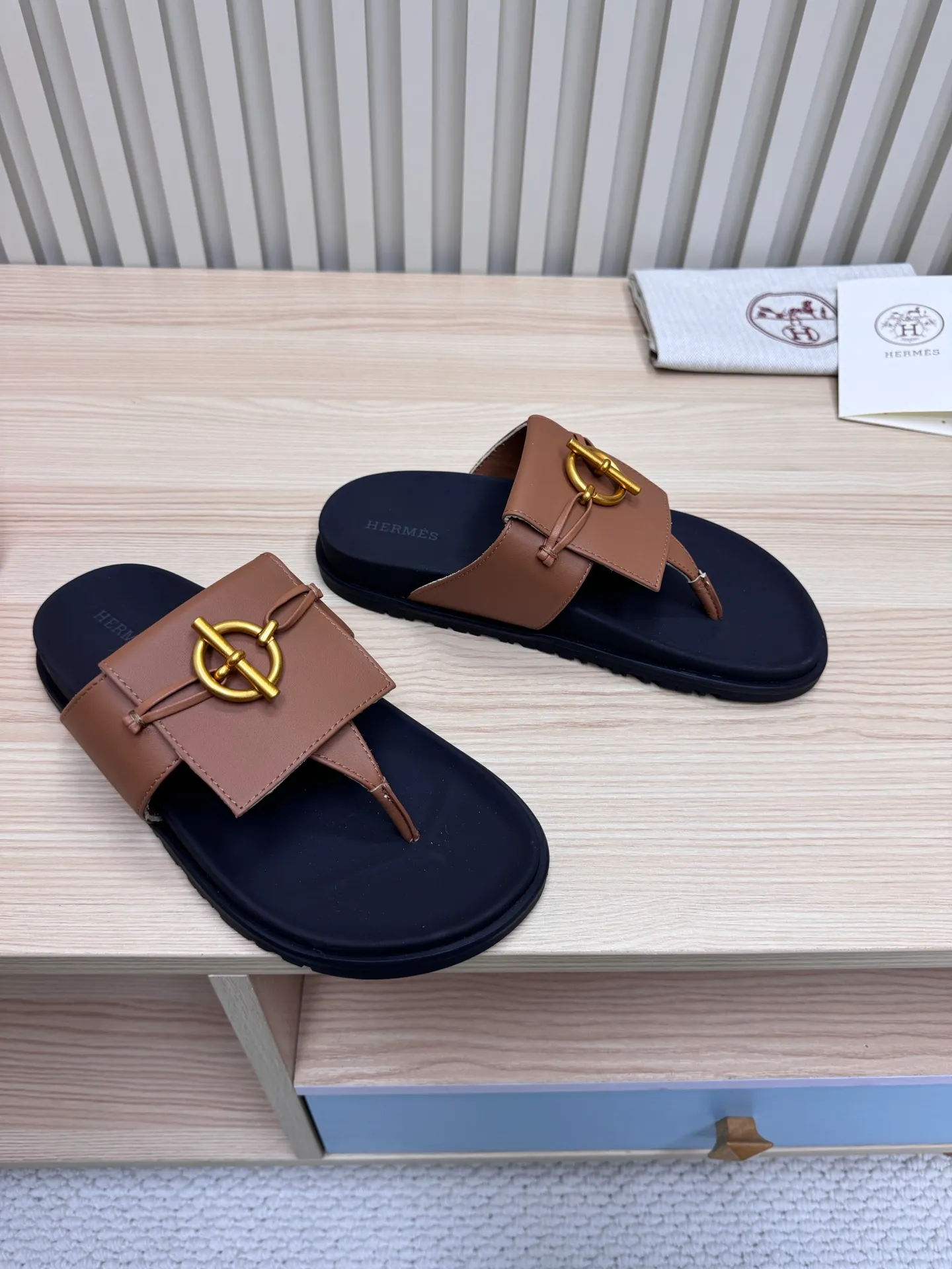 👟👟Ex-factory price 502👟👟Hermes🐎The extremely popular couple’s slippers/the latest hardware buckle sandals and slippers, paired with various colorful socks, so trendy!  ———————— Upper: imported cowhide/sheep leather/cloth/palmprint leather lining: imported cowhide/sheepskin outsole: Tpu non-slip and wear-resistant outsole Female size: 35-42 (40.41.42 non-returnable and non-exchangeable) Male code: 39-45 (45 non-returnable and non-exchangeable)